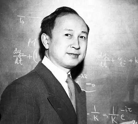 2003年，杨利伟搭乘神舟五号成功飞入太空，科技人员第一时间找到钱学森，把喜讯告