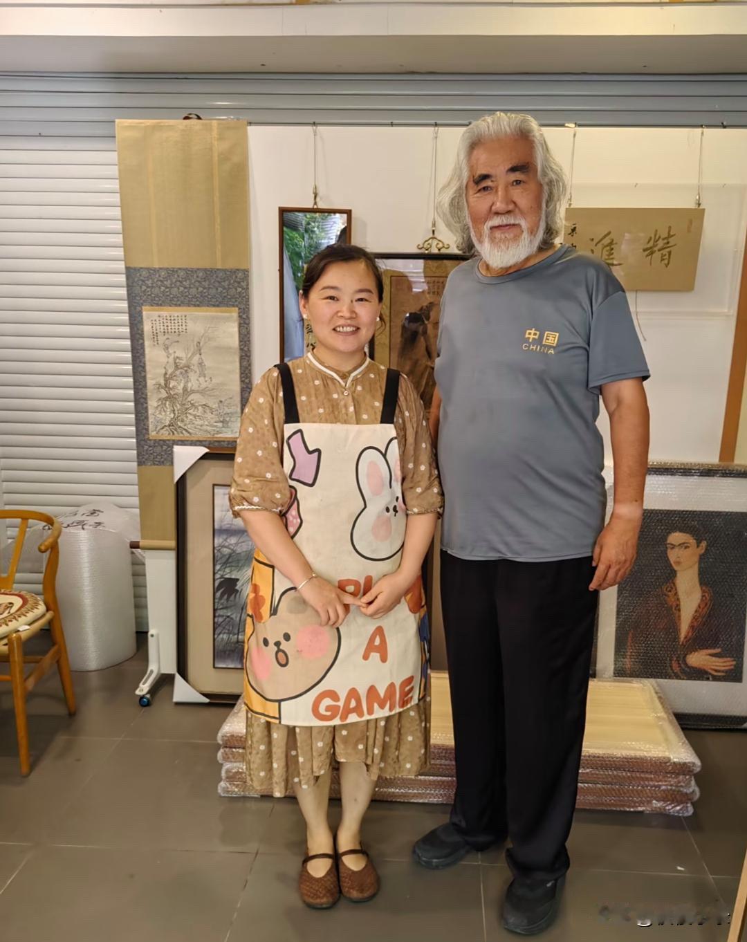 75岁张纪中到画廊取画，请人搬了好几个画框上车，他已经热得满头大汗，衣服都湿透了