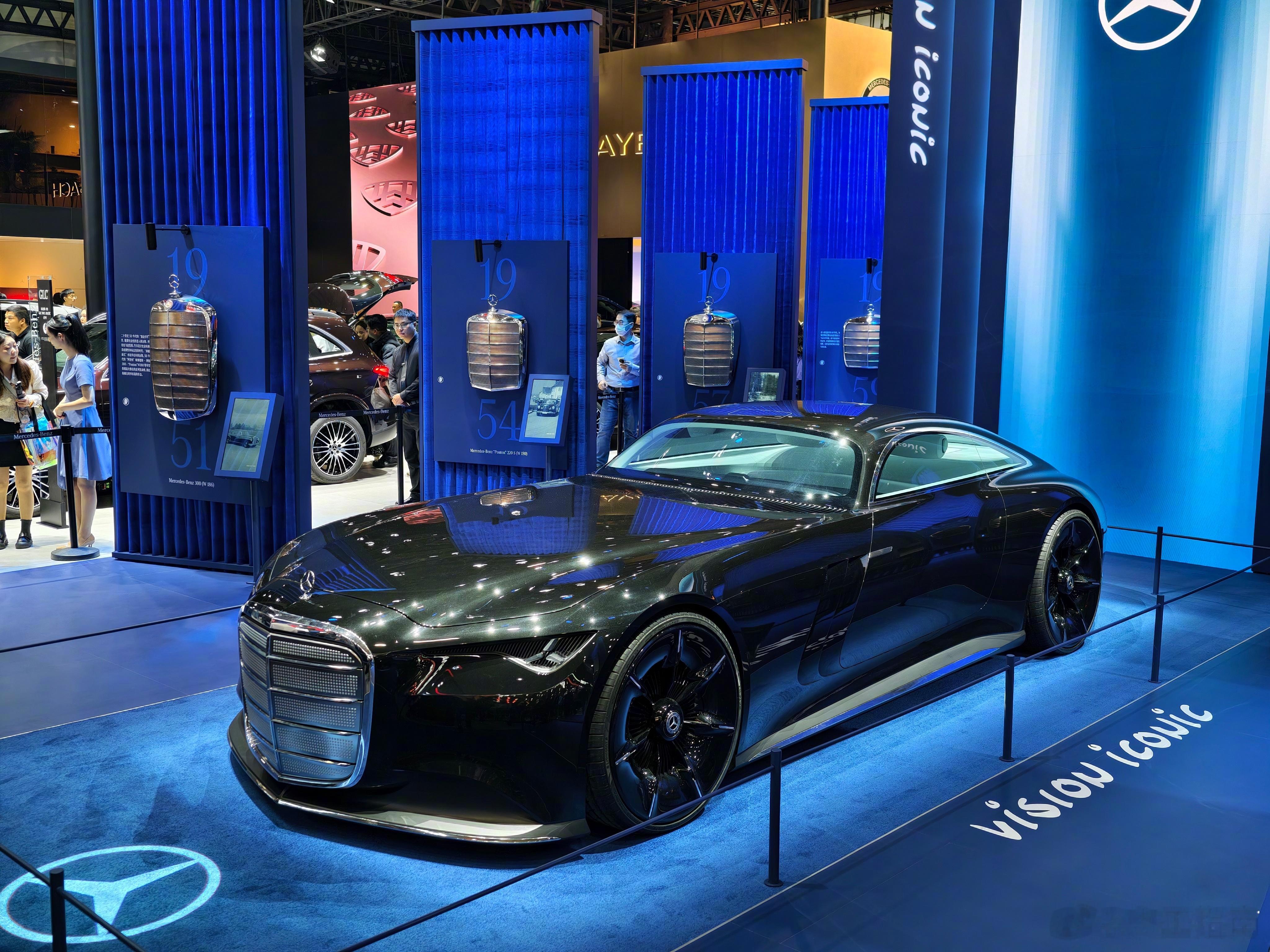 奔驰VisionIconic概念车，亮相超大的盾型格栅，是未来奔驰的主审美