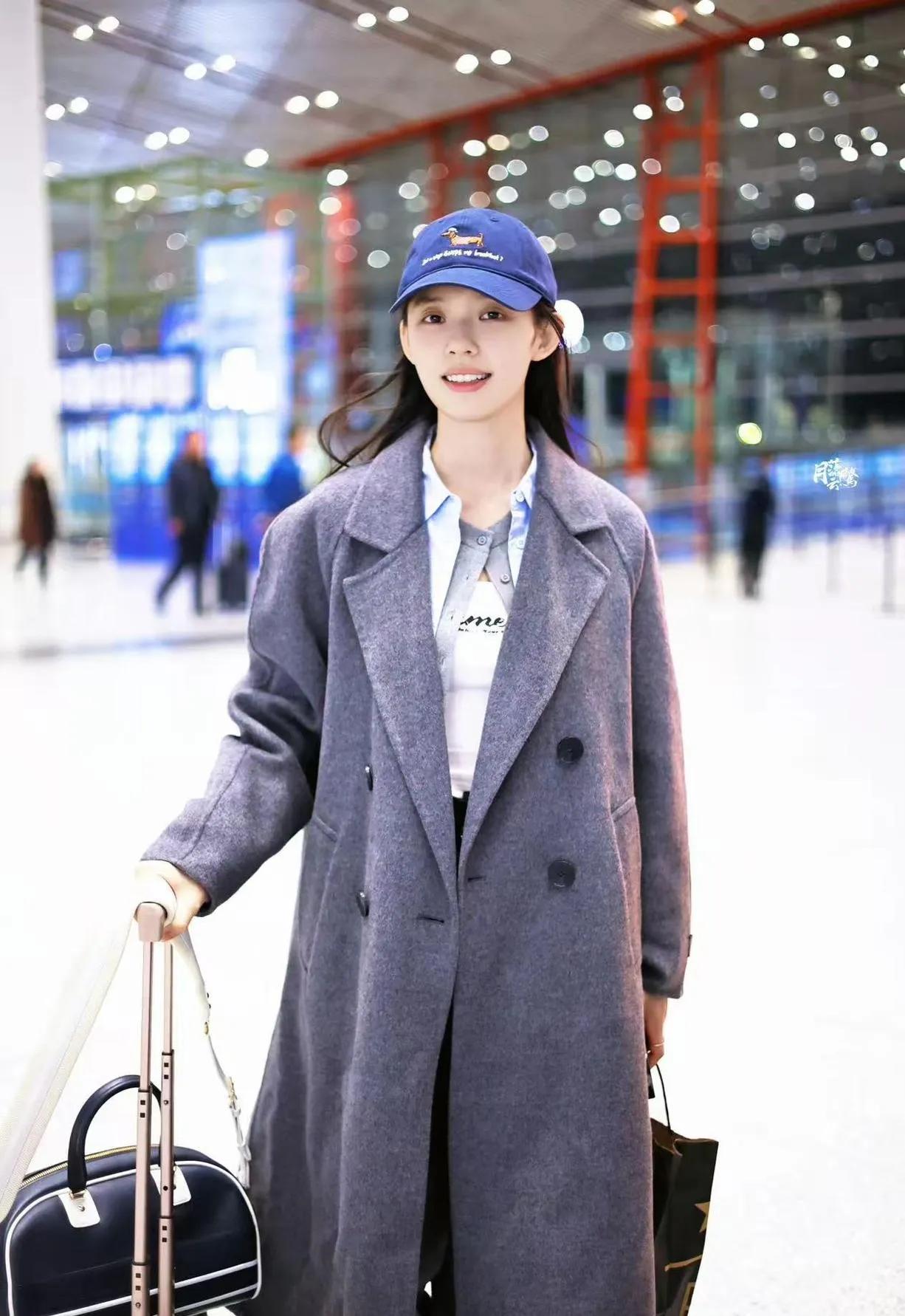 林允这穿搭，普通人照搬都好看！林允的机场look又赢麻了——灰大衣叠穿衬衫