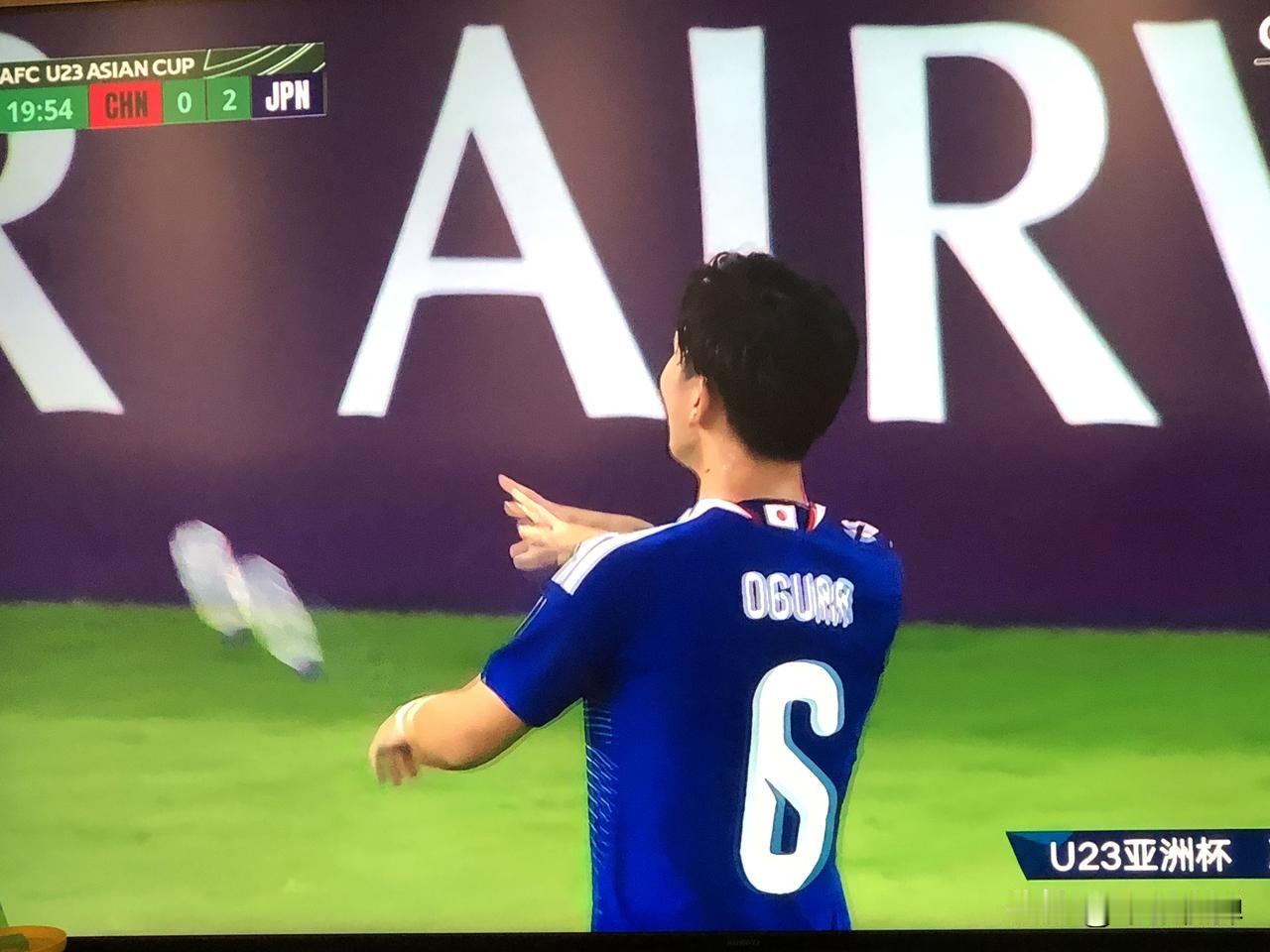 基本上中国队两个球员也无法从一个日本球员脚下抢下球。日本队几乎是如入无人之境在中