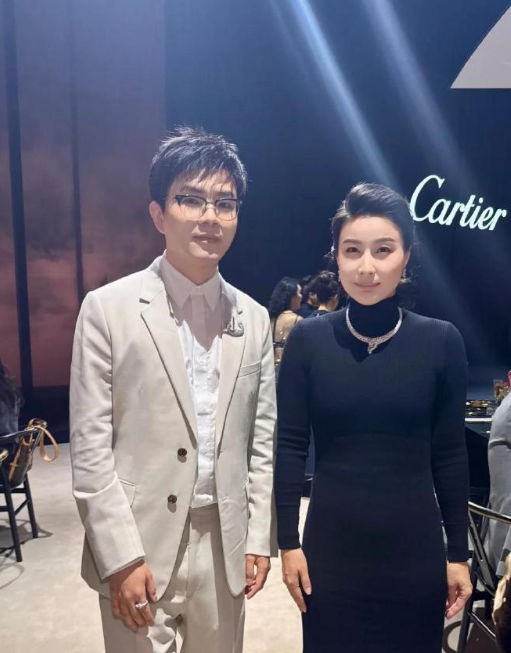 郭晶晶换发型后像变了个人？卡地亚晚宴上，宋佳那英还合唱了​​​