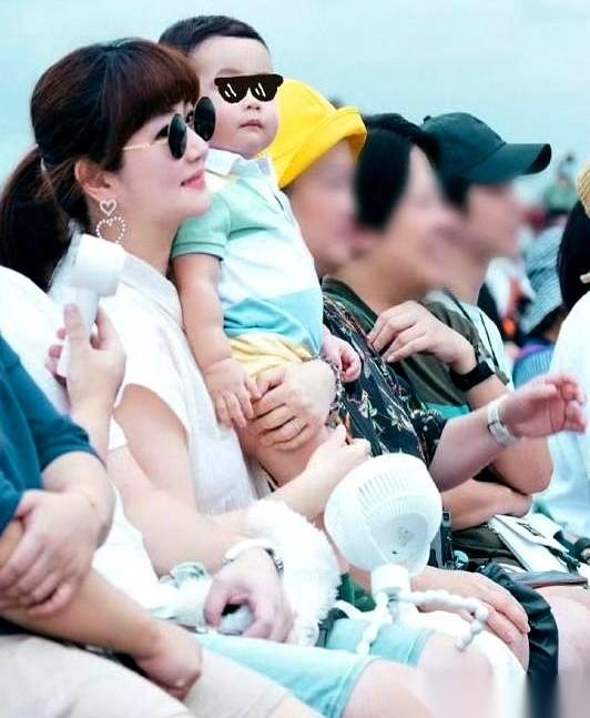 Selina任家萱，抱着快三岁的儿子去看演唱会，状态好到发光。可她一张嘴，说出