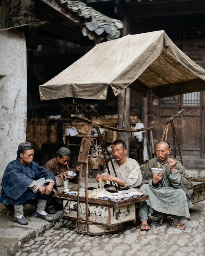 1874年，北京街头，一个流动粥摊，照片出自俄国摄影师鲍耶尔斯基之手一个带顶棚