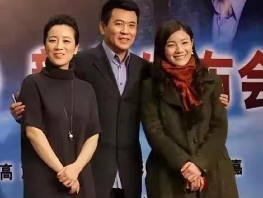 左边是陈小艺，右边是胡可，中间这位气宇轩昂的大帅哥，你可曾认出他是谁？他曾在无数
