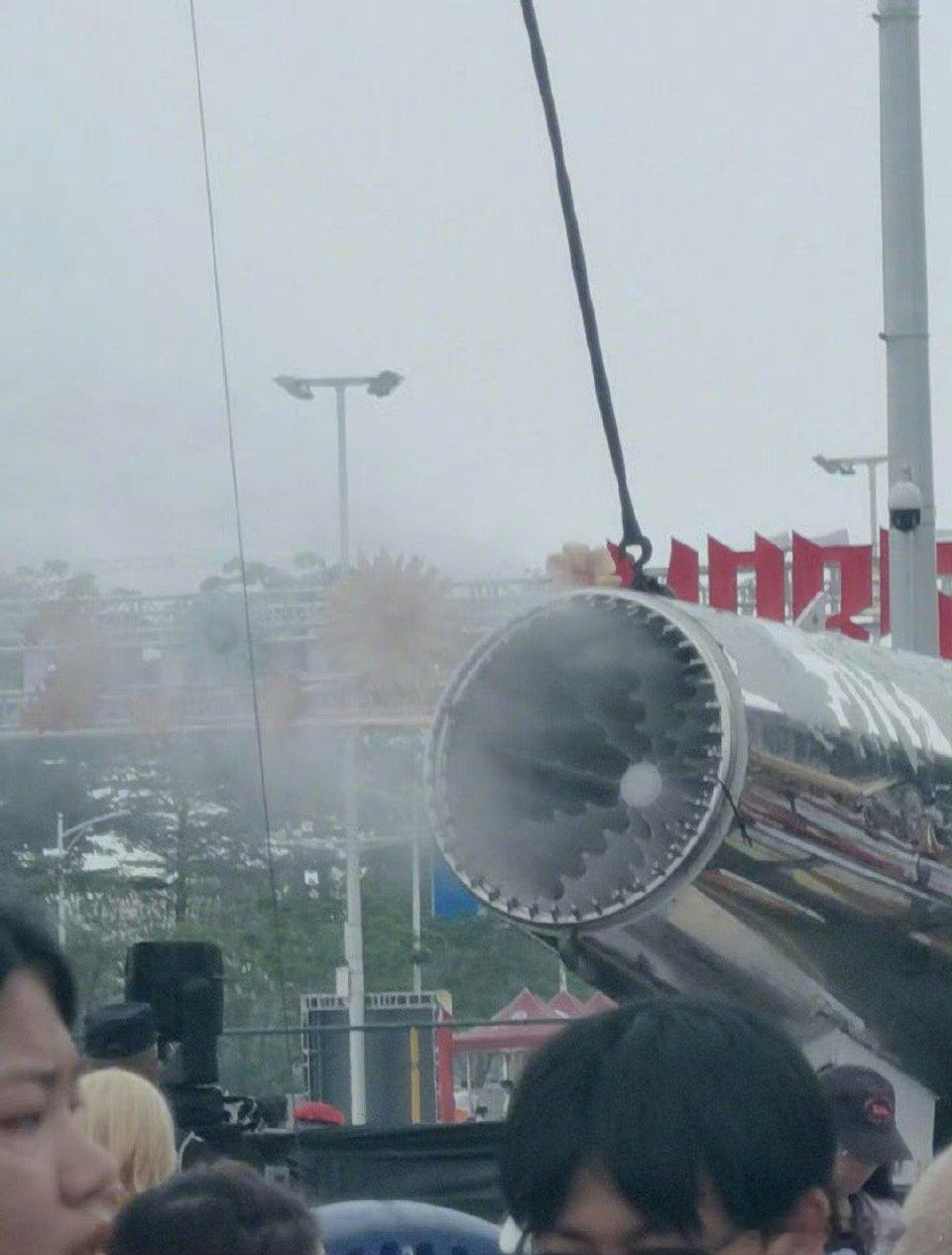 华晨宇户外演唱会开空调华晨宇太贴心啦！佛山温度飙升至35度，他在演唱会现场架起