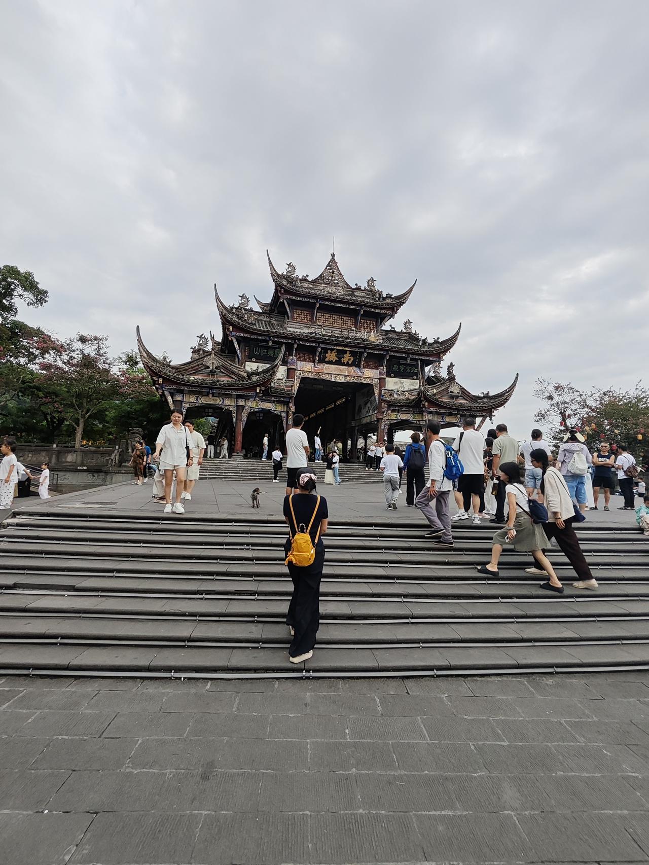 今天我来到成都，看到了波澜壮阔的都江堰。都江堰位于中国四川省都江堰市西北部，坐落