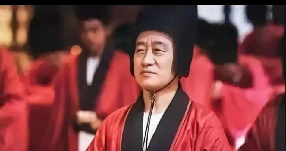 李隆基心里门儿清，禁军是他的命根子，也是定时炸弹。登基后，他先把心腹王毛仲推上去