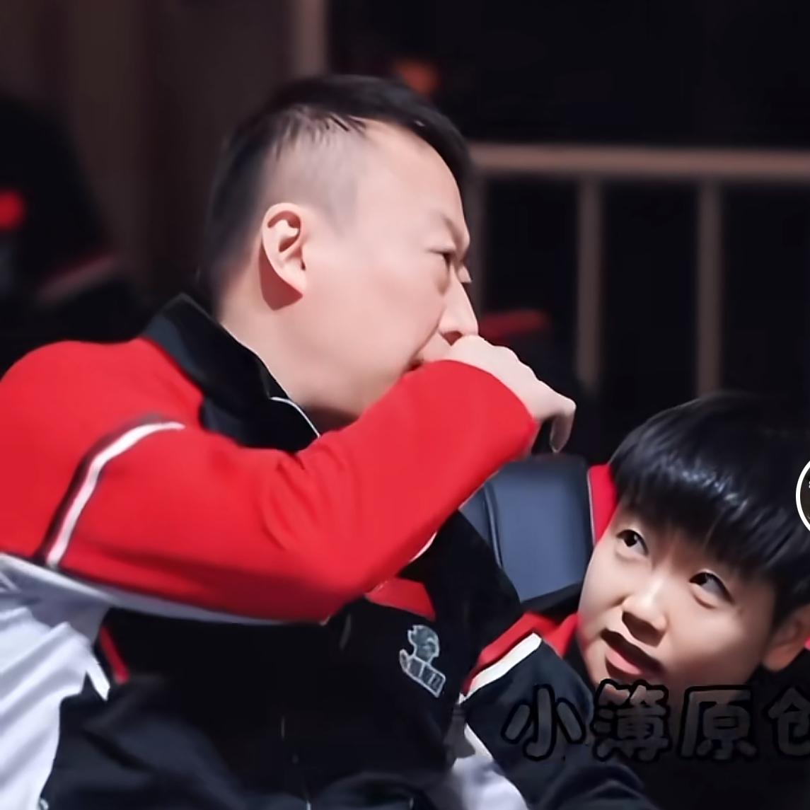 马琳：莎莎！莎：马导，啥事？马琳：跟你商量个事呗。莎：你说！马琳：打