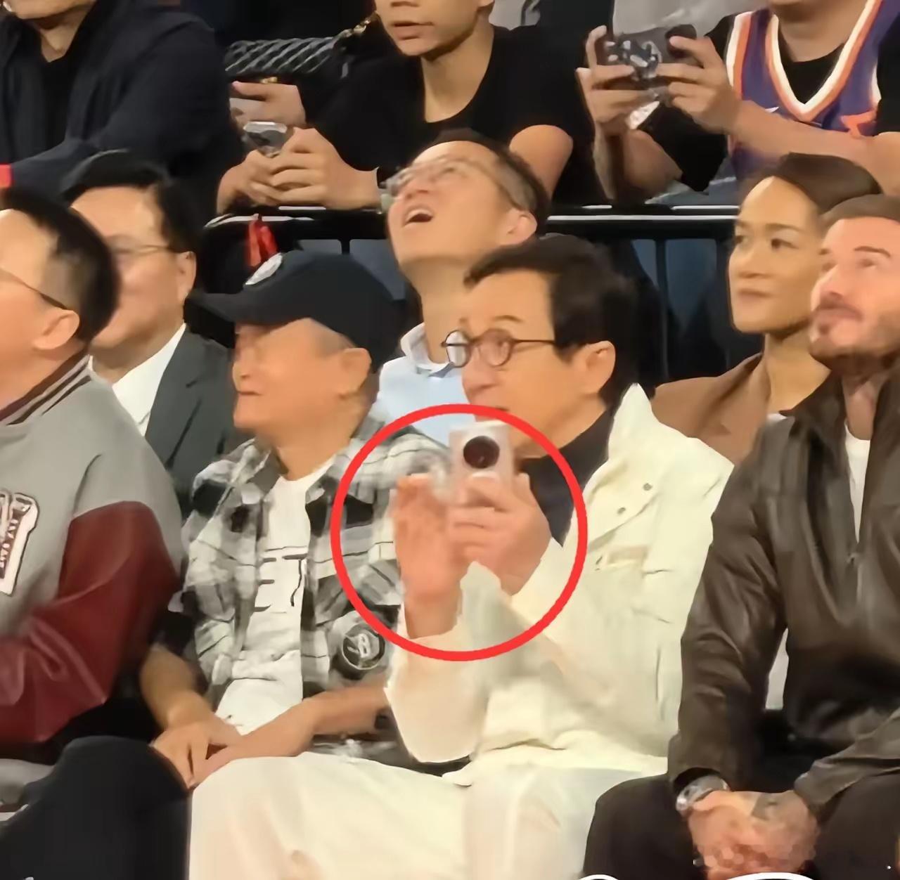 成龙现身NBA中国赛，拿的手机成亮点！​​本以为成龙大哥，会用最新款的iPhon
