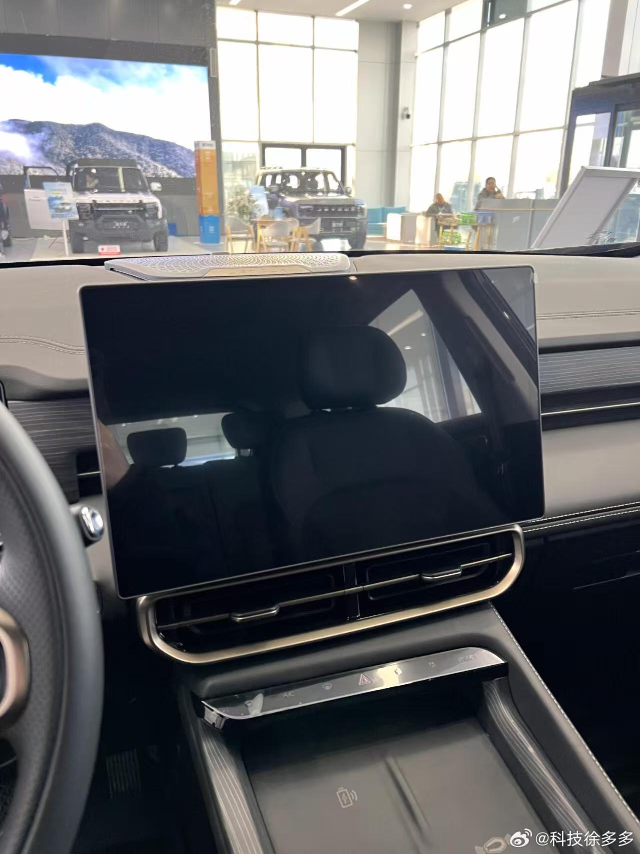 二排配了零重力座椅，带电动腿托和10点按摩，长途坐车一点都不累。