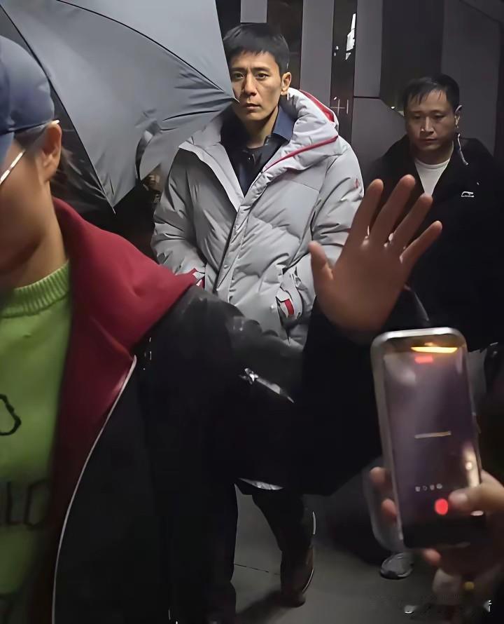 刘烨瘦的太吓人了，这大个子，瘦的脸上没有肉，真是为了演戏太拼了。虽然演员不是9