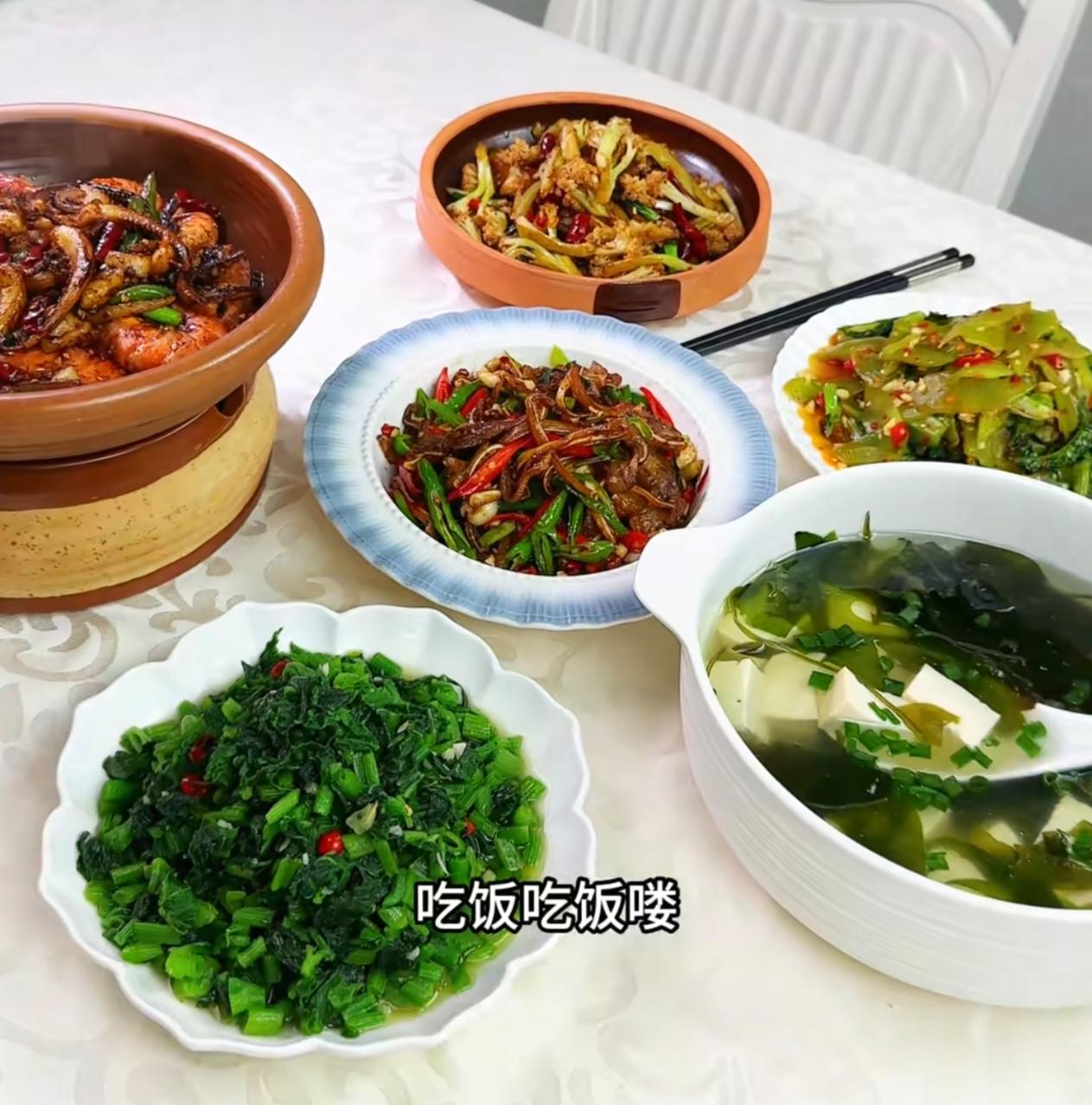 朋友上门，本想琢磨着带他到饭店尝尝鲜，思来想去，不如做顿家常饭，热乎又暖心。