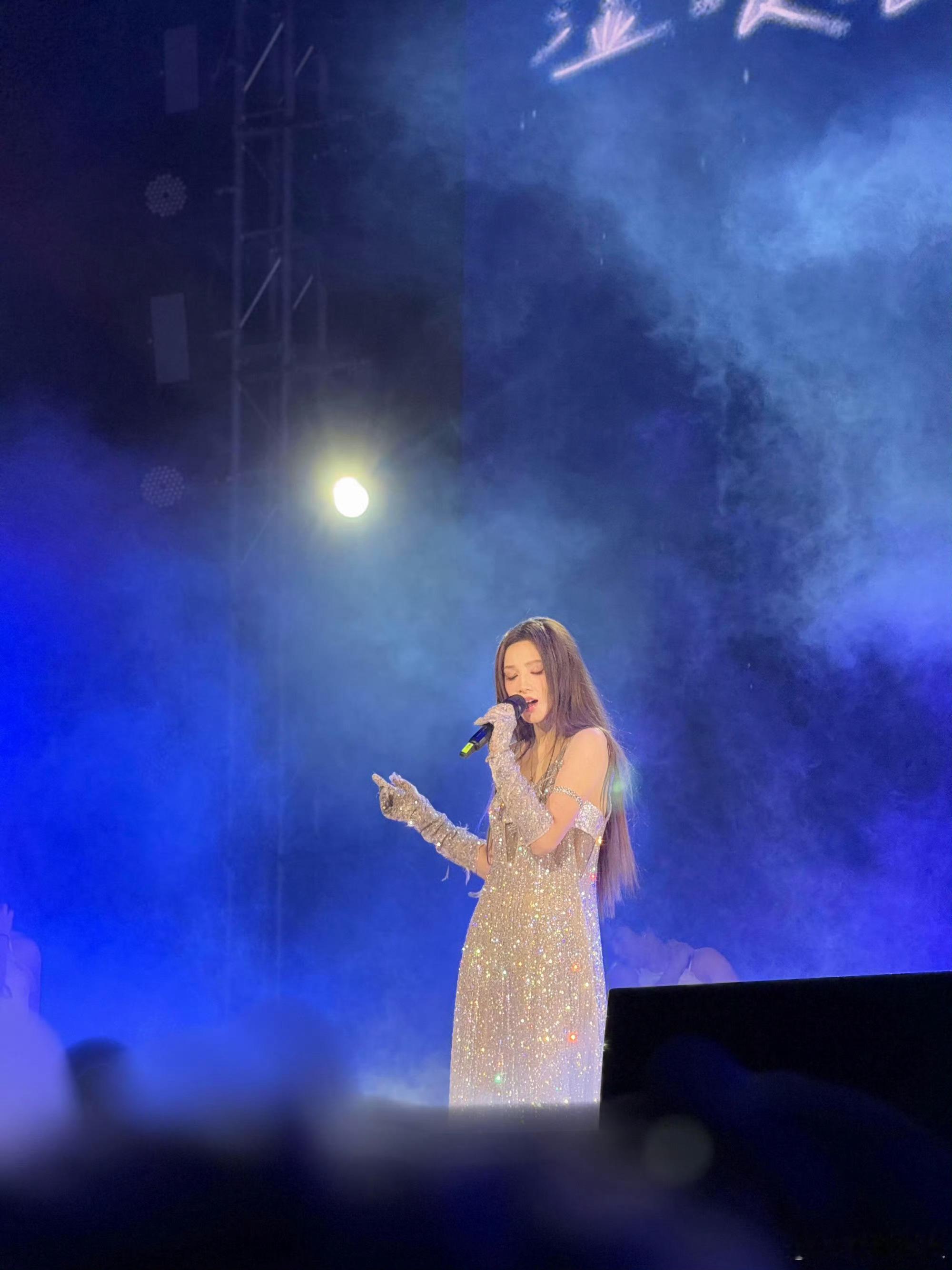 彭小苒爆闪吊带裙彭小苒今天的爆闪吊带裙也太会了！在灯光下闪闪发光，美到让人失语，