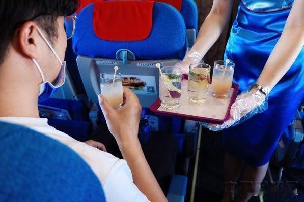 飞机上的5种“隐藏”服务，只要乘客主动开口，空姐是不会拒绝的。 飞机客舱，恒