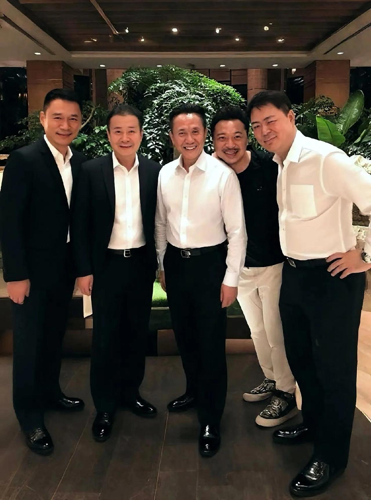 5位资深演员同框：C位的张志坚天庭饱满，笑容灿烂；身旁的许文广面色红润，明眸灿亮