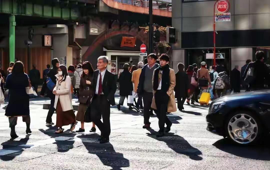 日本真的要成为“小日本”了！日本真的要成为“小日本”了！据报道，由于日本经济长期