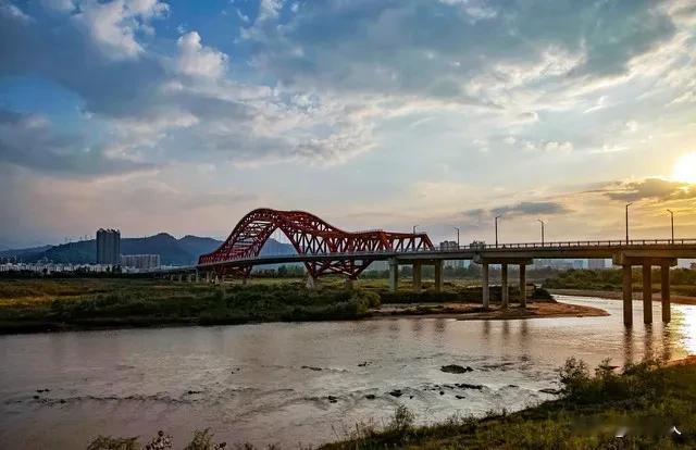 宝鸡是一座桥城，市区渭河上的大桥统计：1、宝鸡峡渭河大桥2、福谭渭河大桥3