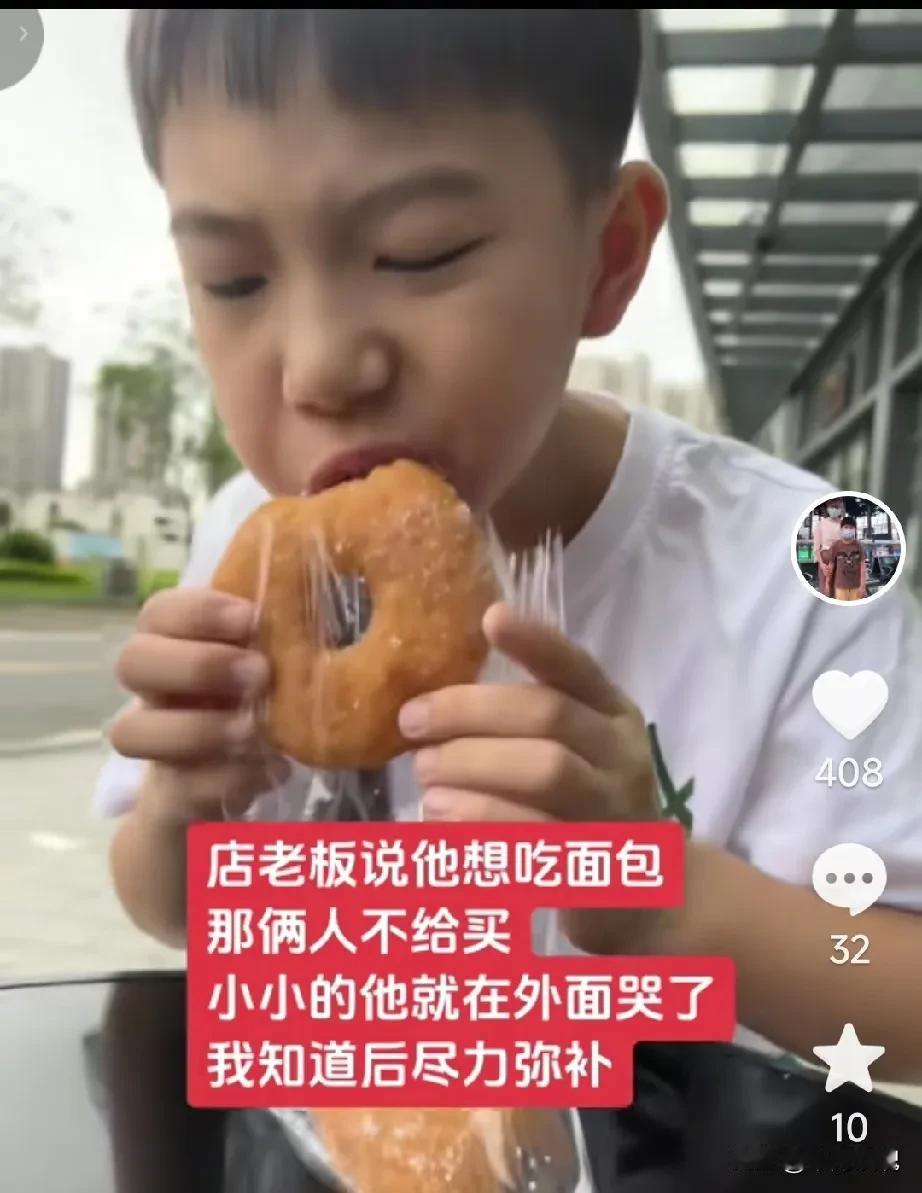 坐后备箱男孩的爸爸和后妈是初恋，后妈和前夫离婚后带着一个孩子嫁给了男孩的爸爸。其