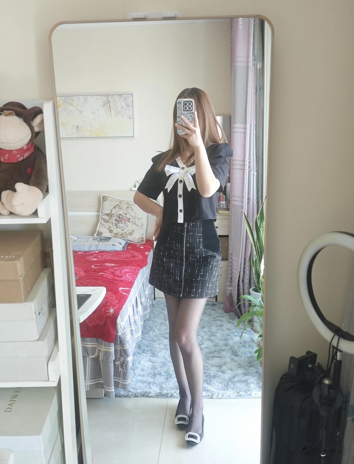 什么样的高跟鞋适合女人在家里穿呢颜色方面，黑色或肤色百搭。鞋跟不要选择太高
