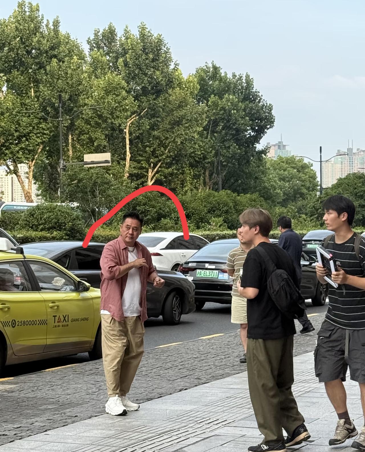 好激动啊！居然偶遇曾经火遍大江南北的男明星，胖了好多，差点认不出来了，有人记得他