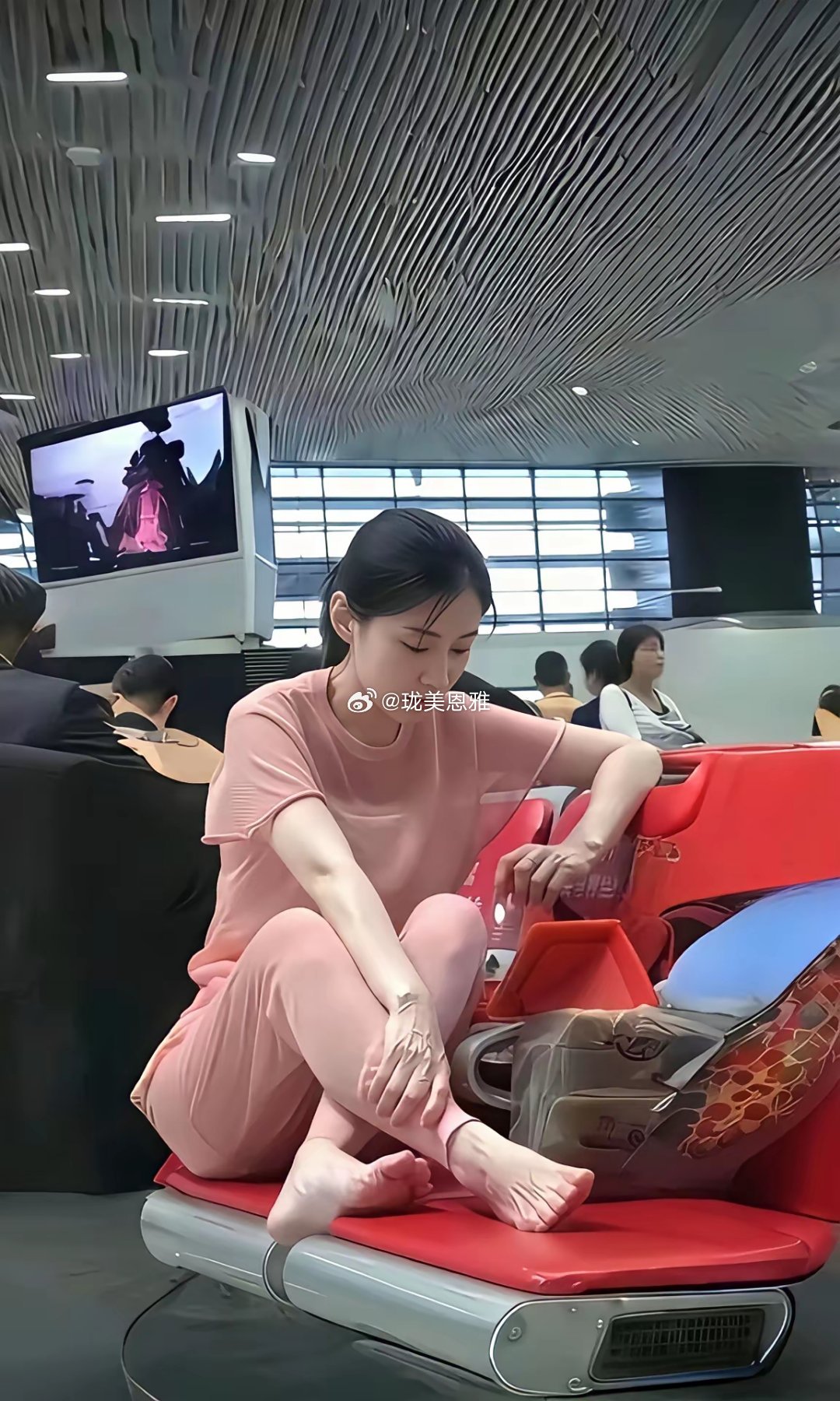 把鞋脱了，是不是不太好！​​​