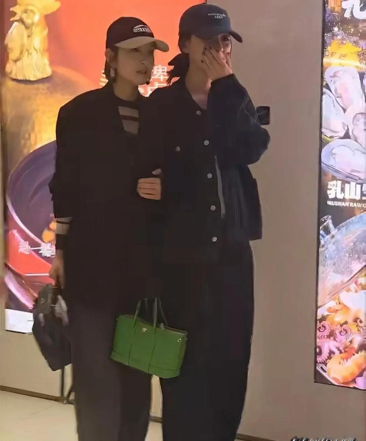 私生饭追的根本不是星，是“我得不到就毁掉”的控制欲！最近唐艺昕和孙怡跟着周翊然出门，结果刚出商场就被