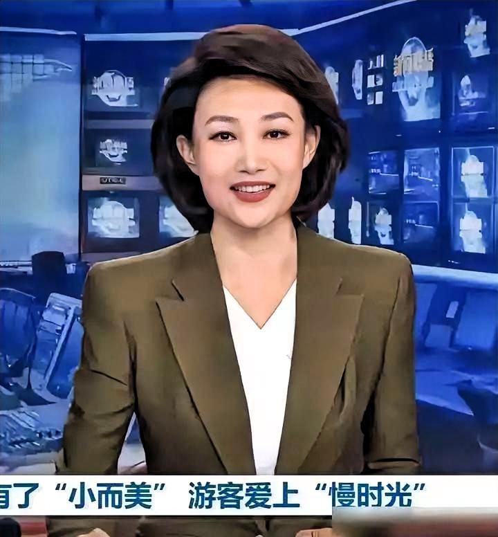 导播猛切镜头都来不及，李梓萌当着全国观众的面，噗嗤一声低头憋笑，脸都红了，被全国