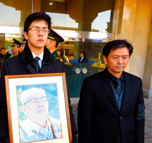 2017年，112岁的“汉语拼音之父”周有光葬礼上，抱着遗像，面容十分沉重的有说