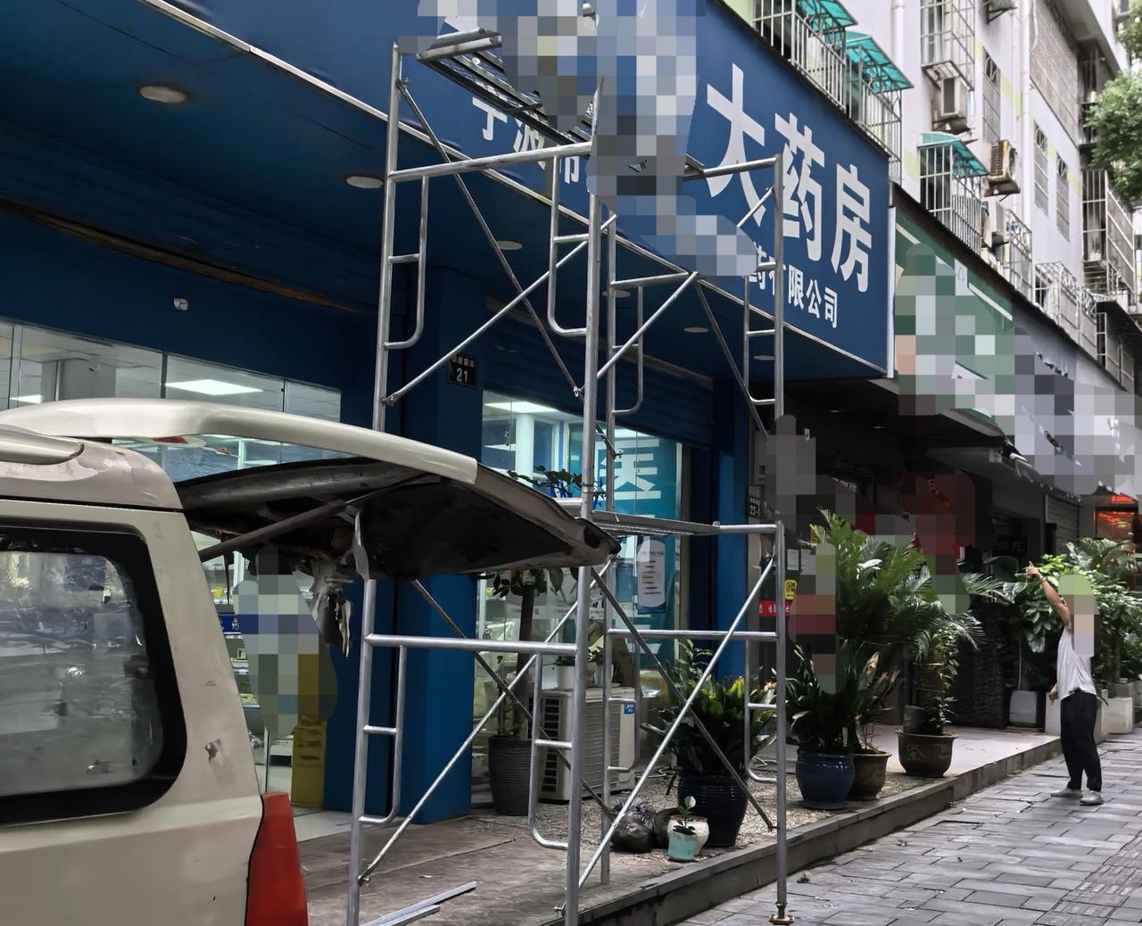 楼下的药店在苦苦支撑今日出门，路过楼下药店时，看到一辆货车停在门口