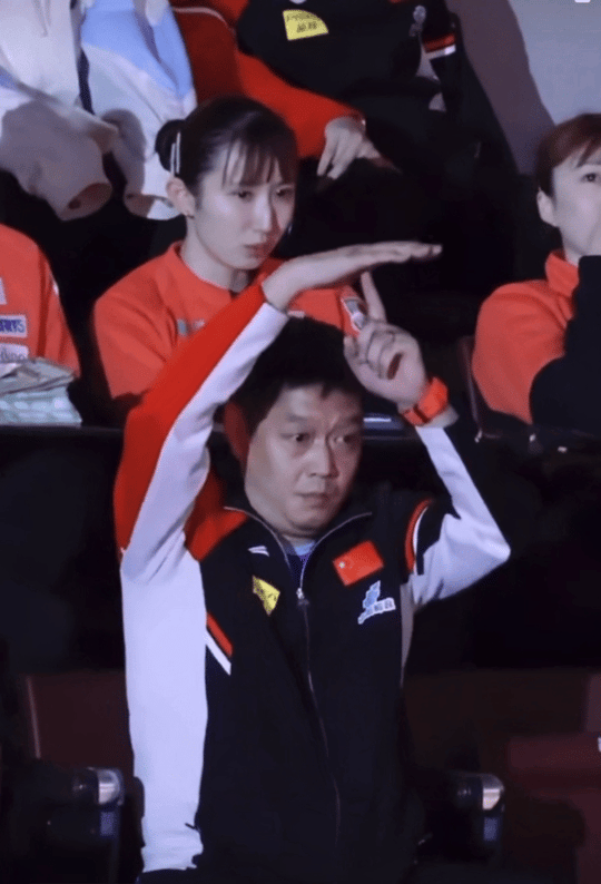 内战以为没有教练呢，合着观赛席上就可以远程指导啊？孙颖莎、王曼昱二人的内战场上打