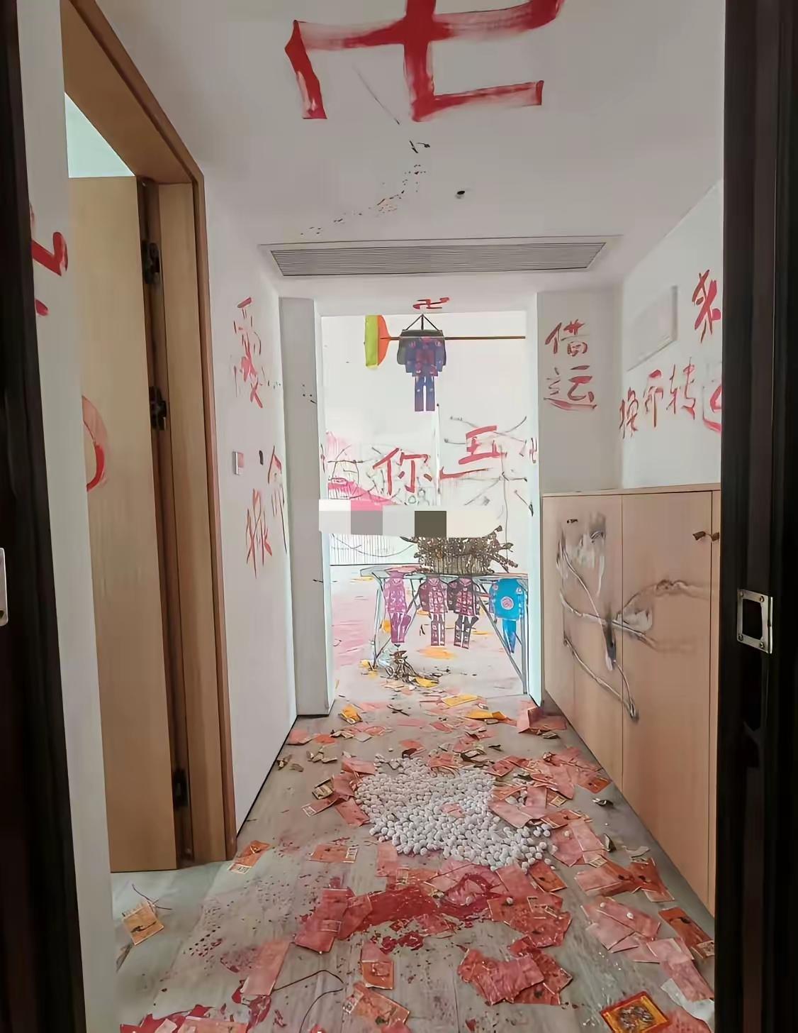 法拍房，全是涂鸦，感觉没必要这样啊，越这样到时候起拍价越低，成交价越低，损失的还