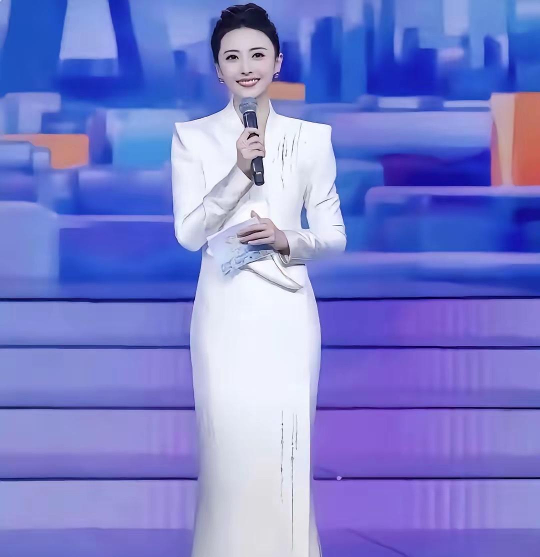 她比董卿知性，她比周涛漂亮，她比海霞优秀，这个主持人，你们认识她吗