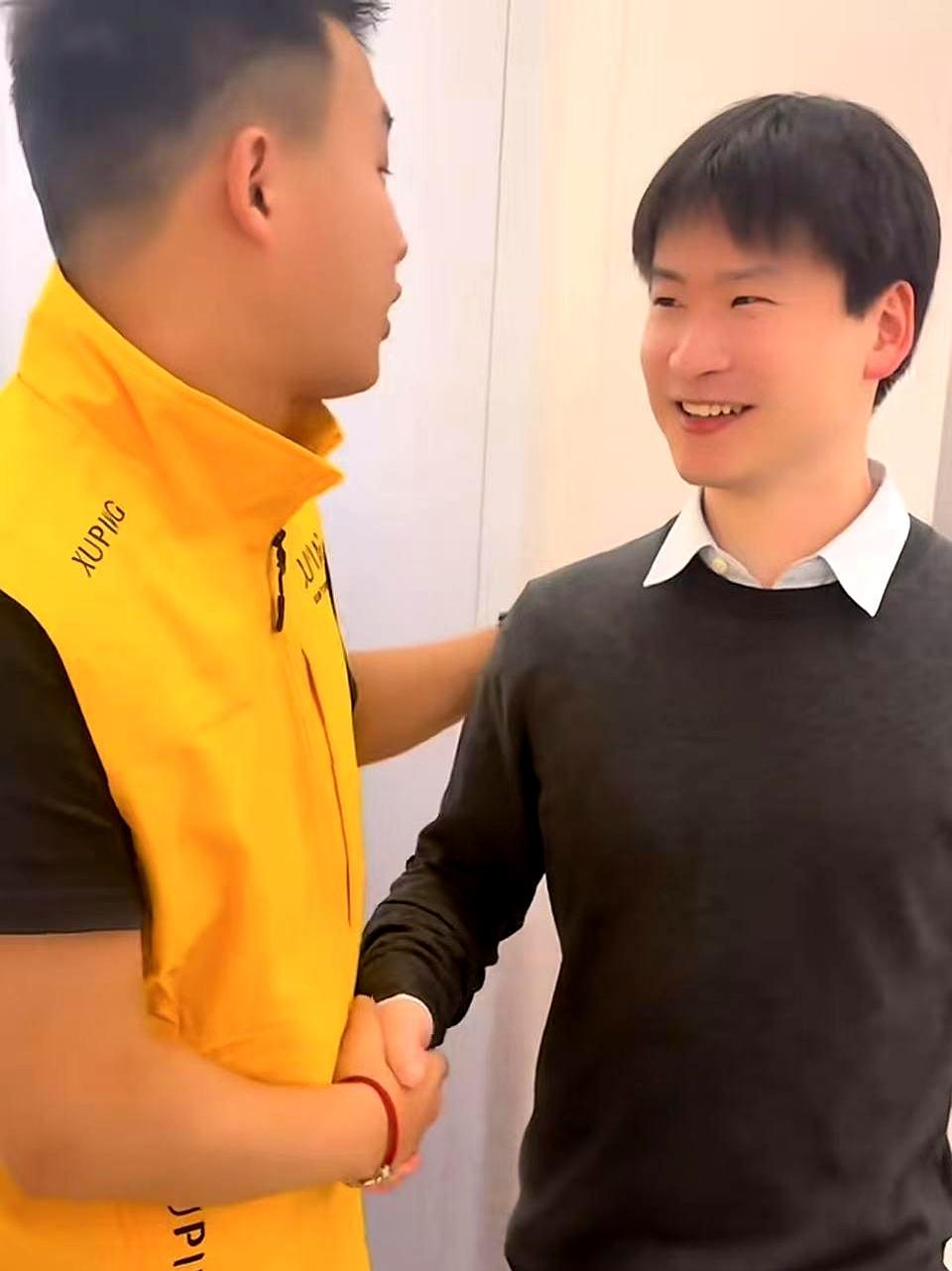 高洋35岁了，韩国女友生病一直在那边养病，他前几天趁急忙飞过去探望，转身又赶回国