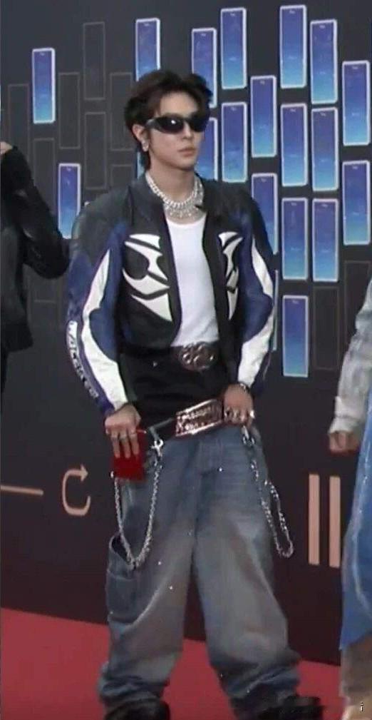 咱就说，这些丑裤子是怎么被明星喜欢上的？一条裤子还不够，得往身上穿好几条，主打