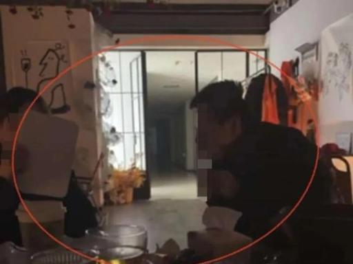 酒馆惊魂！河南洛阳，35岁男子深夜在酒馆喝酒，出门买饮料时遗落酒杯。店内17