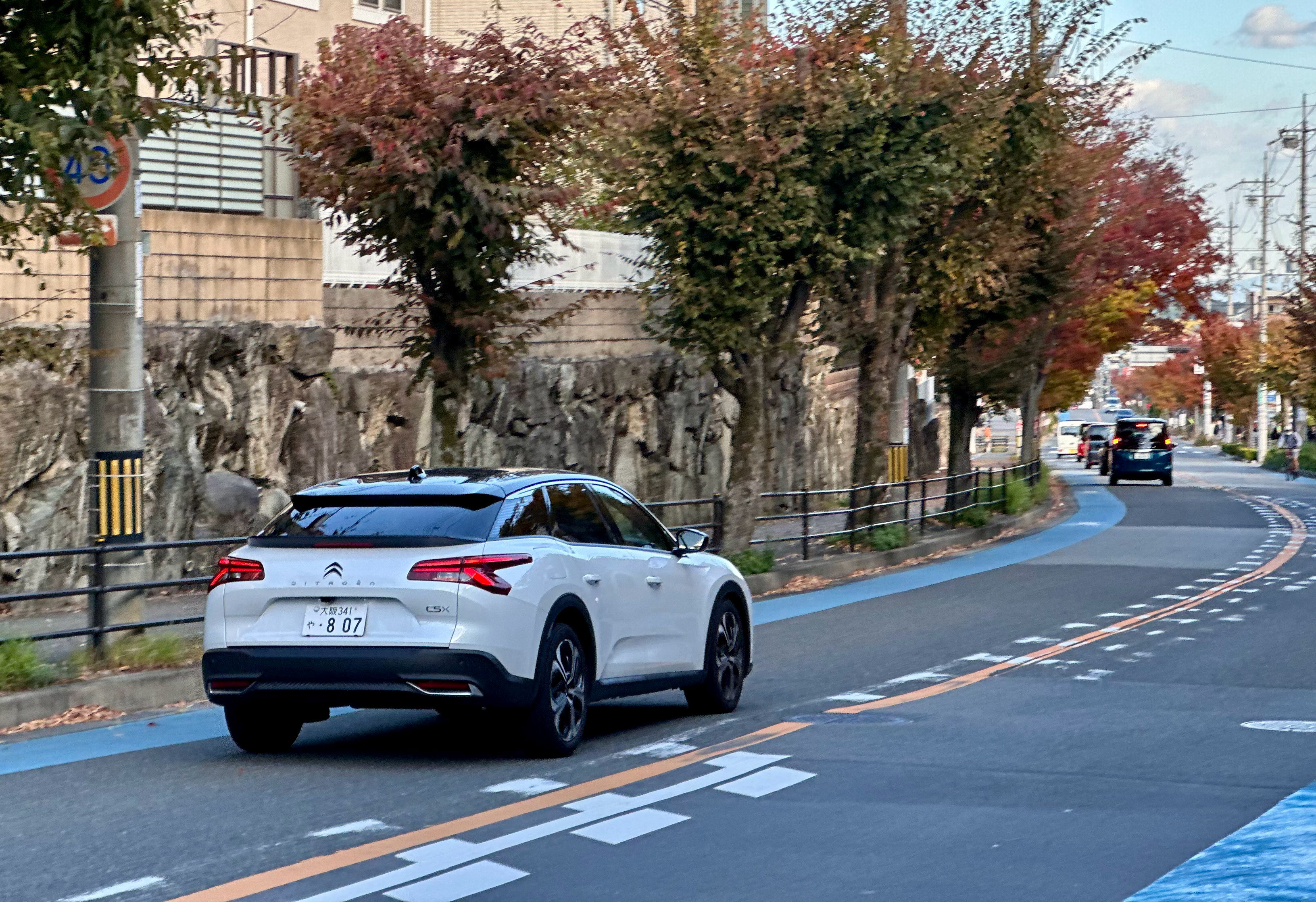 白色的雪铁龙凡尔赛C5-X，上市这么多年依然好看。不过也只能看看，日版虽然也是成