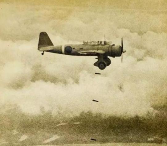 1941年6月5日深夜，日机大轰炸终于结束了，然而，当防护团队员打开防空洞门时，
