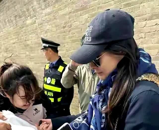 郭晶晶妈妈与亲家见面，头发苍白站在外孙身后，霍震霆主动站旁边，想想我现在也是当妈