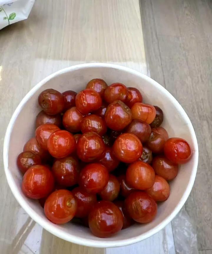 黄晓明晒青岛美食，看看你吃过吗？5月13日中午，黄晓明在社交媒体发文，晒出了一
