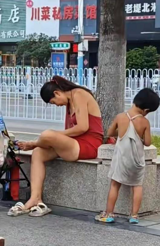 徐州街头出现一对特殊的流浪母女，母亲穿红色连衣裙打扮时尚，路人拍下视频后，大家纷