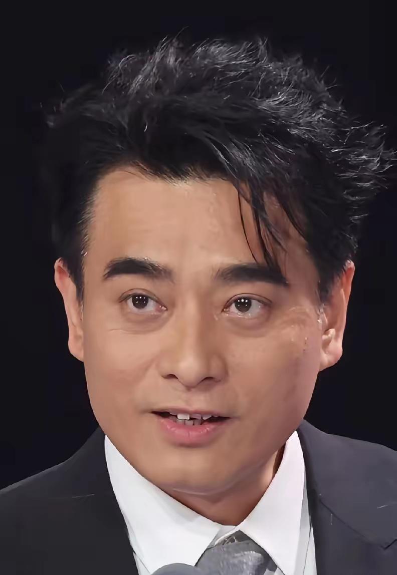 我敢说，内娱最真实的男演员，非陈龙莫属了！一看他的牙就没整过，参差不齐，也不