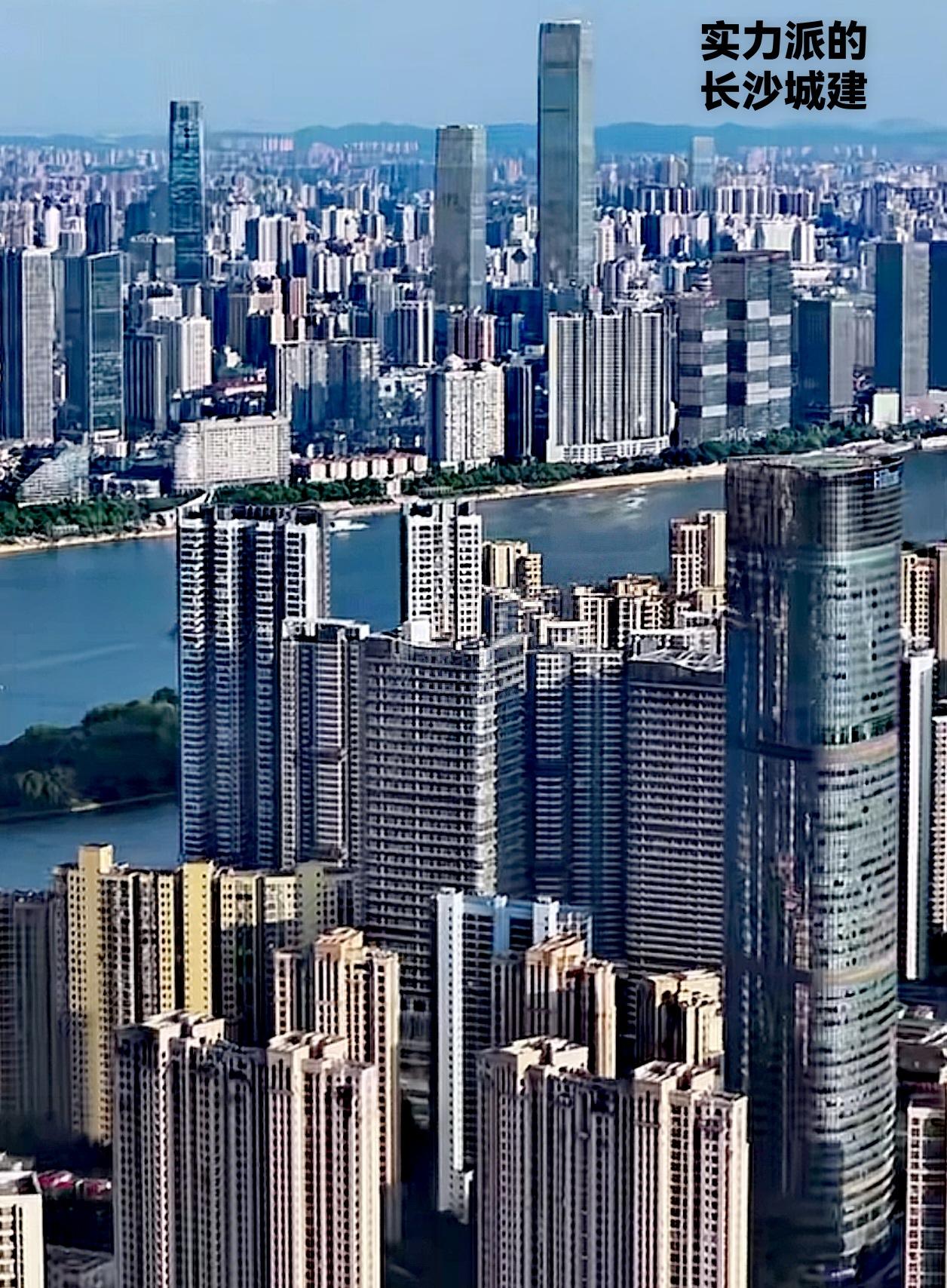 看看下图长沙的河西与河东，长沙的河西部分高楼在湘江边上，但这个地方的城市建设还可