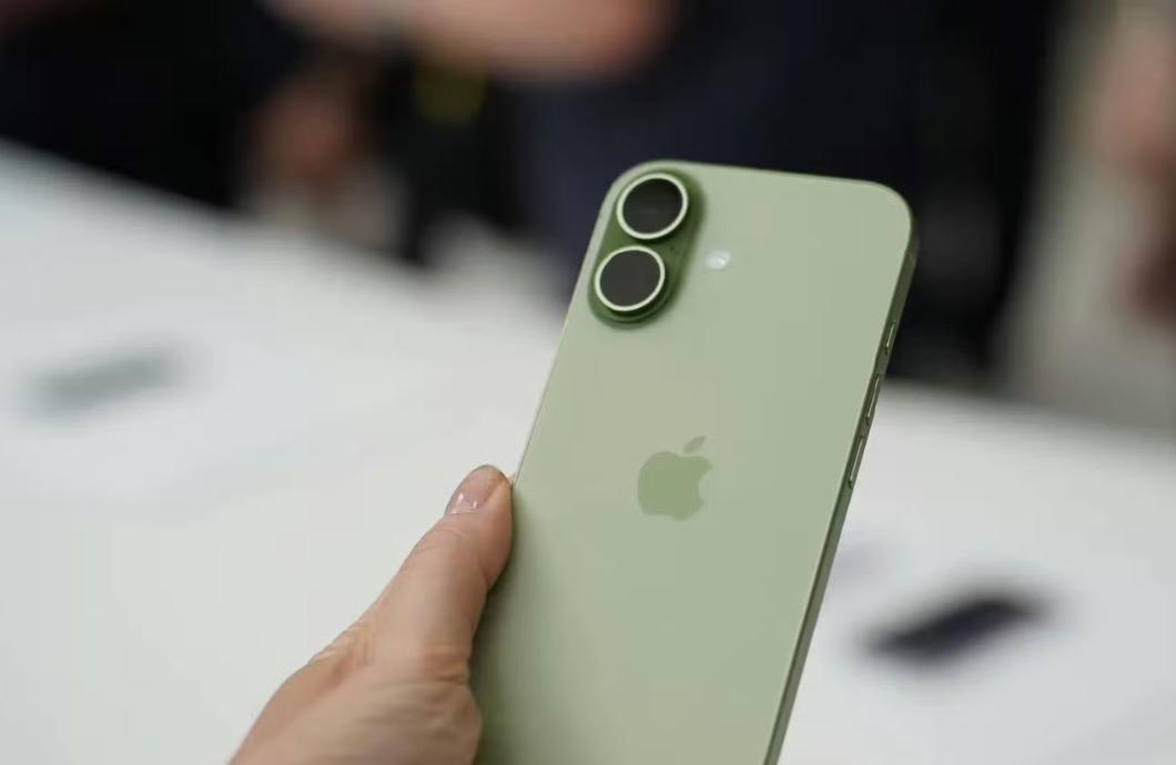 昨天才官宣苹果换CEO，今天就传出iPhone18屏幕规格或开倒车的消息。由于内