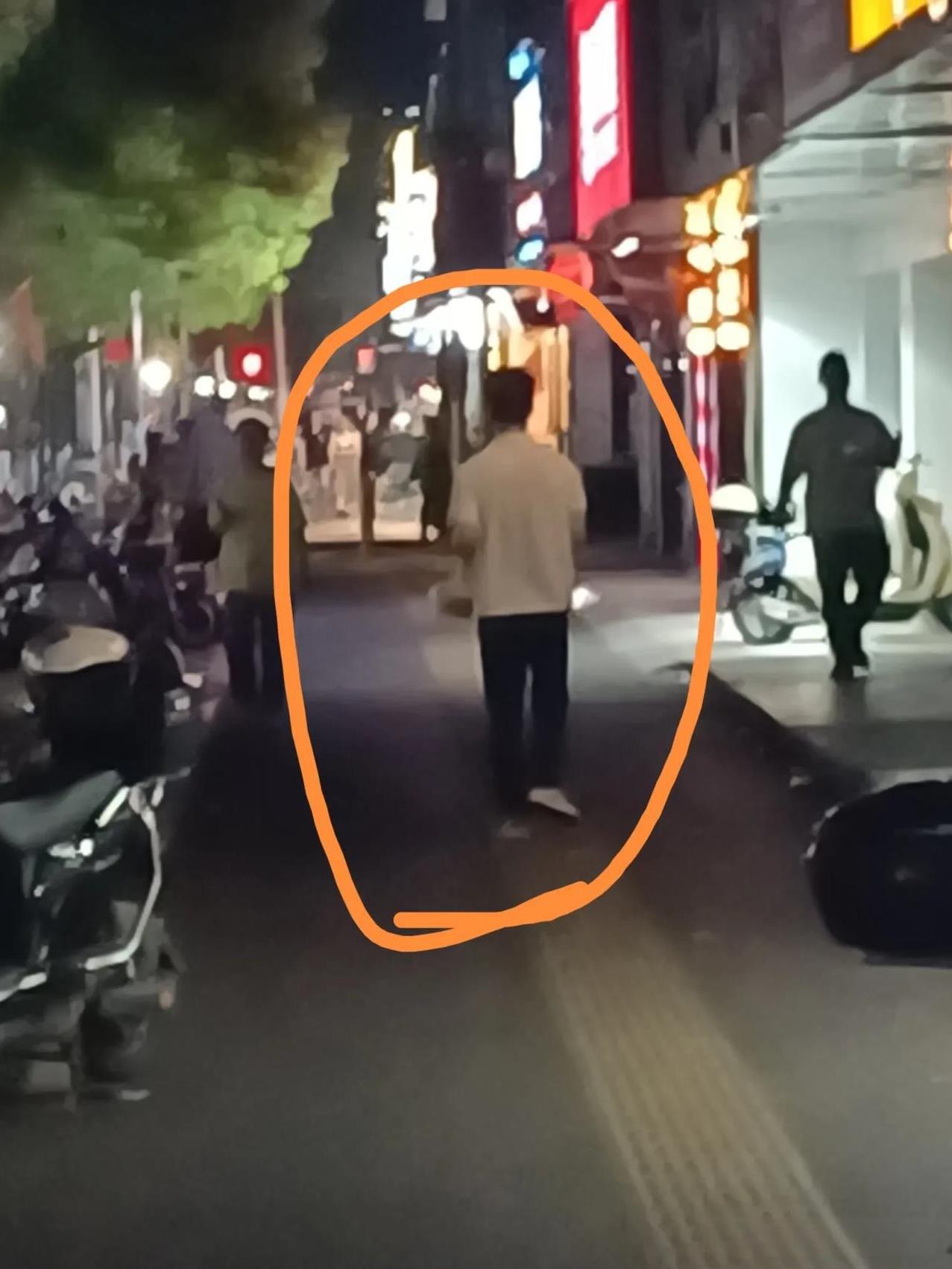 盲人的孩子，外面的世界到底怎么样的这个孩子独自一人出来买东西，自己独立能力应该