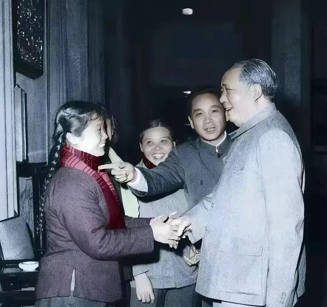 每次看到毛主席爷爷的笑容，如同给祖国人民吃了一个定心丸！伟人的气质，眼神，表