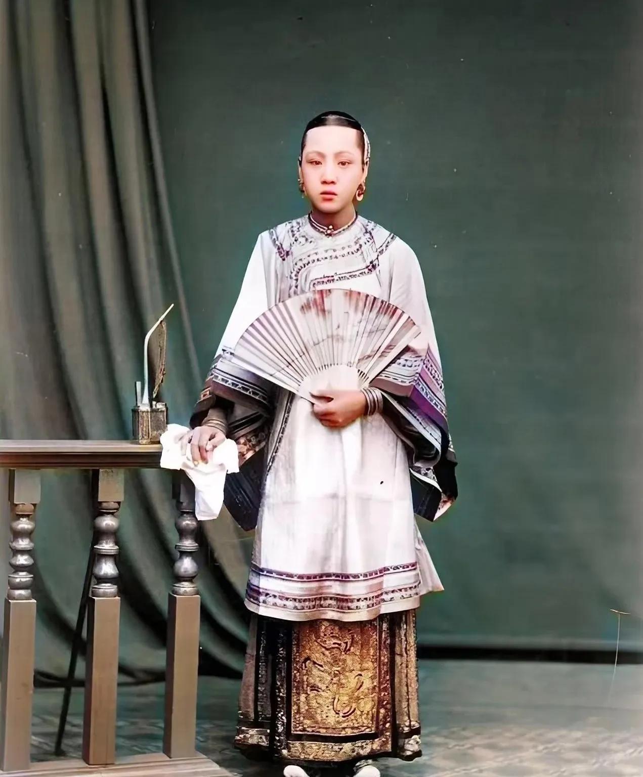 1892年，李鸿章让摄影师给最受他宠爱的侍妾冬梅拍下了这张珍贵的照片。这张泛