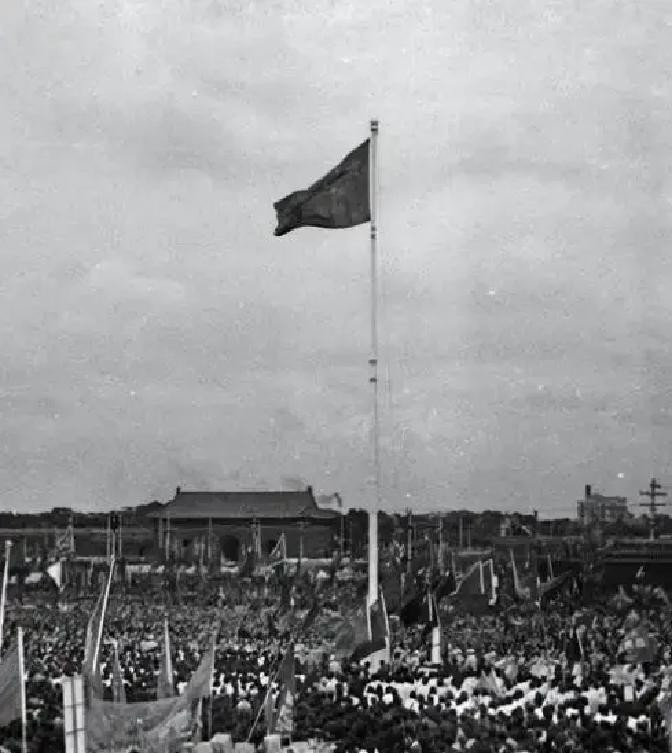 1949年10月1日下午3点，开国大典正式开始，林伯渠担任司仪。轮到升旗环节，他