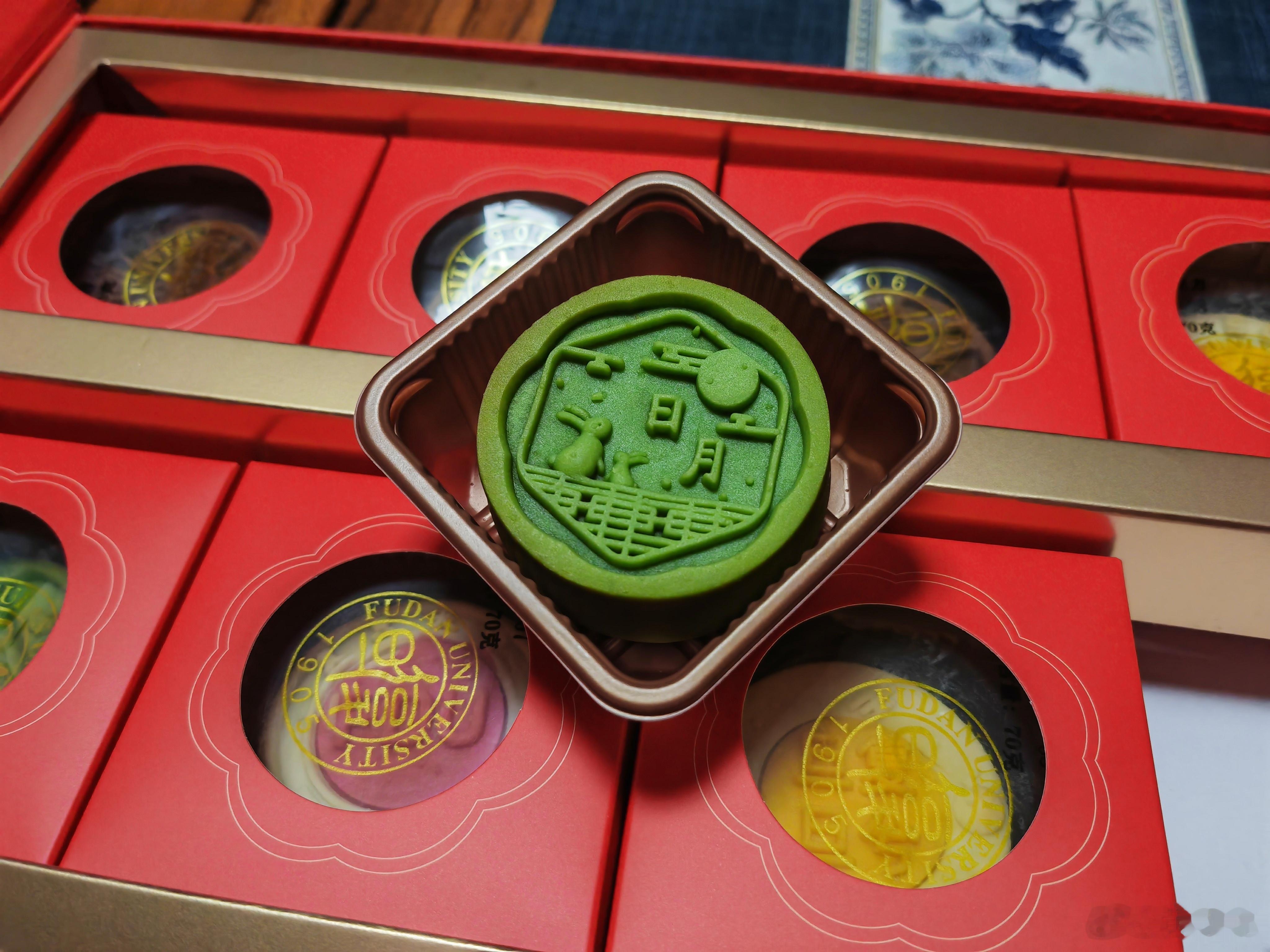 月亮学霸月饼又一年，蹭点灵气哇～今天北京下雨，月亮嬢嬢躲起来了，没关系，咱日月