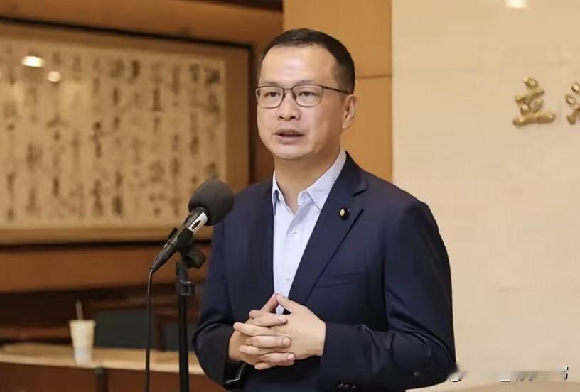 罗智强交出党团书记长的位子，临走一篇长文，却只谢了三个人。一个，傅昆萁。他予